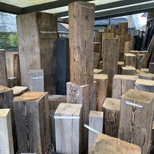 groot assortiment zuilen en sokkels van oud hout