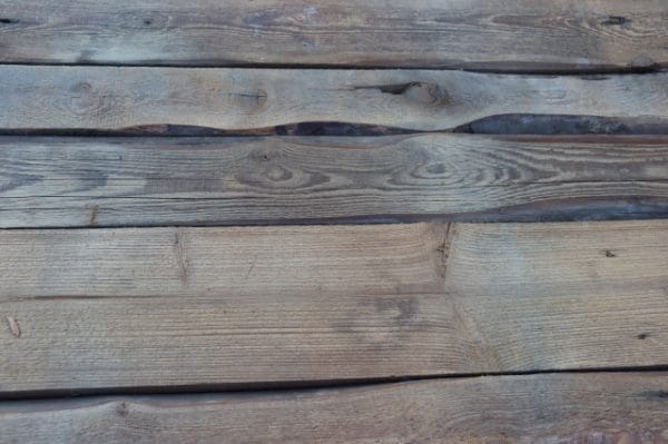 Barnwood gevlamd, doorleefde look en natuurlijke uitstraling. Wandbekleding of meubels