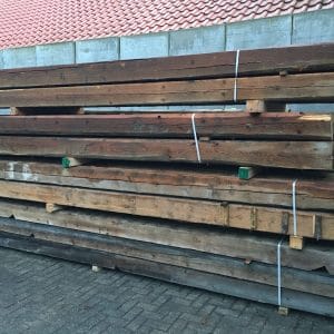 Oud grenen balken lengte tussen 5 en 6,4 meter. Kopformaat 18 bij 20cm