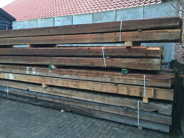 Oud grenen balken lengte tussen 5 en 6,4 meter. Kopformaat 18 bij 20cm