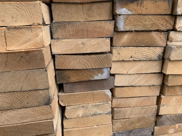 Recycle hout ruw vuren balken te koop bij Houthandel Buitenleven in Roosendaal