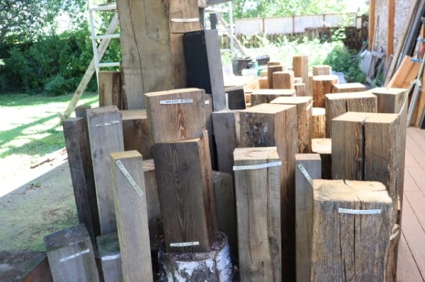 zuilen en pilaren van gebruikt hout verschillende maten groot assortiment